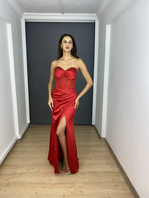 Kırmızı Saten Straplez Bel Transparan Boncuk Detaylı Uzun Abiye Elbise