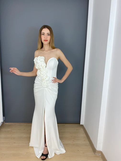 Beyaz Straplez Yırtmaçlı Yaka Gül Detaylı Uzun Abiye Elbise